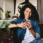 woman using 17hats sms texting