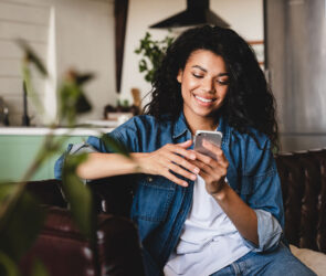 woman using 17hats sms texting