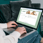 Client booking a portrait reveal session on a photographer's 17hats online scheduling calendar